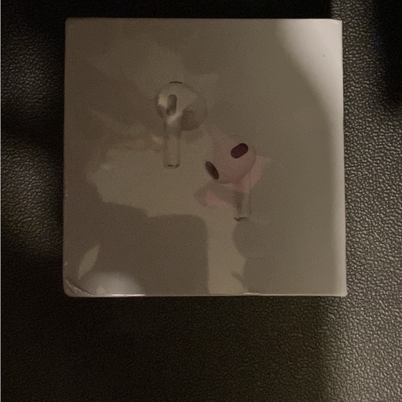 Apple White Earbud Headphones with Noise Isolation